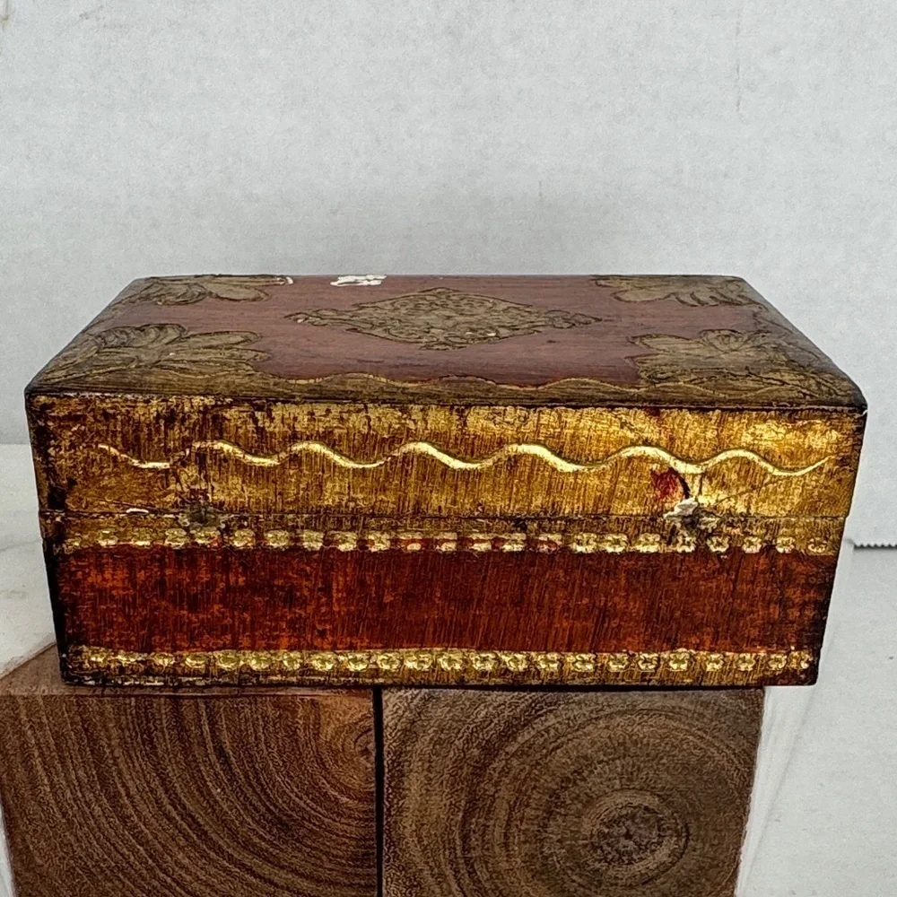Vintage Florentine Italian Hand Painted Gold Gilt Velvet Lined Wood Trinket Box
